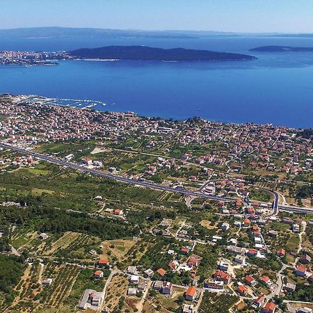 2 Bedroom Cozy Apartment In Kastel Kambelovac Kaštela エクステリア 写真