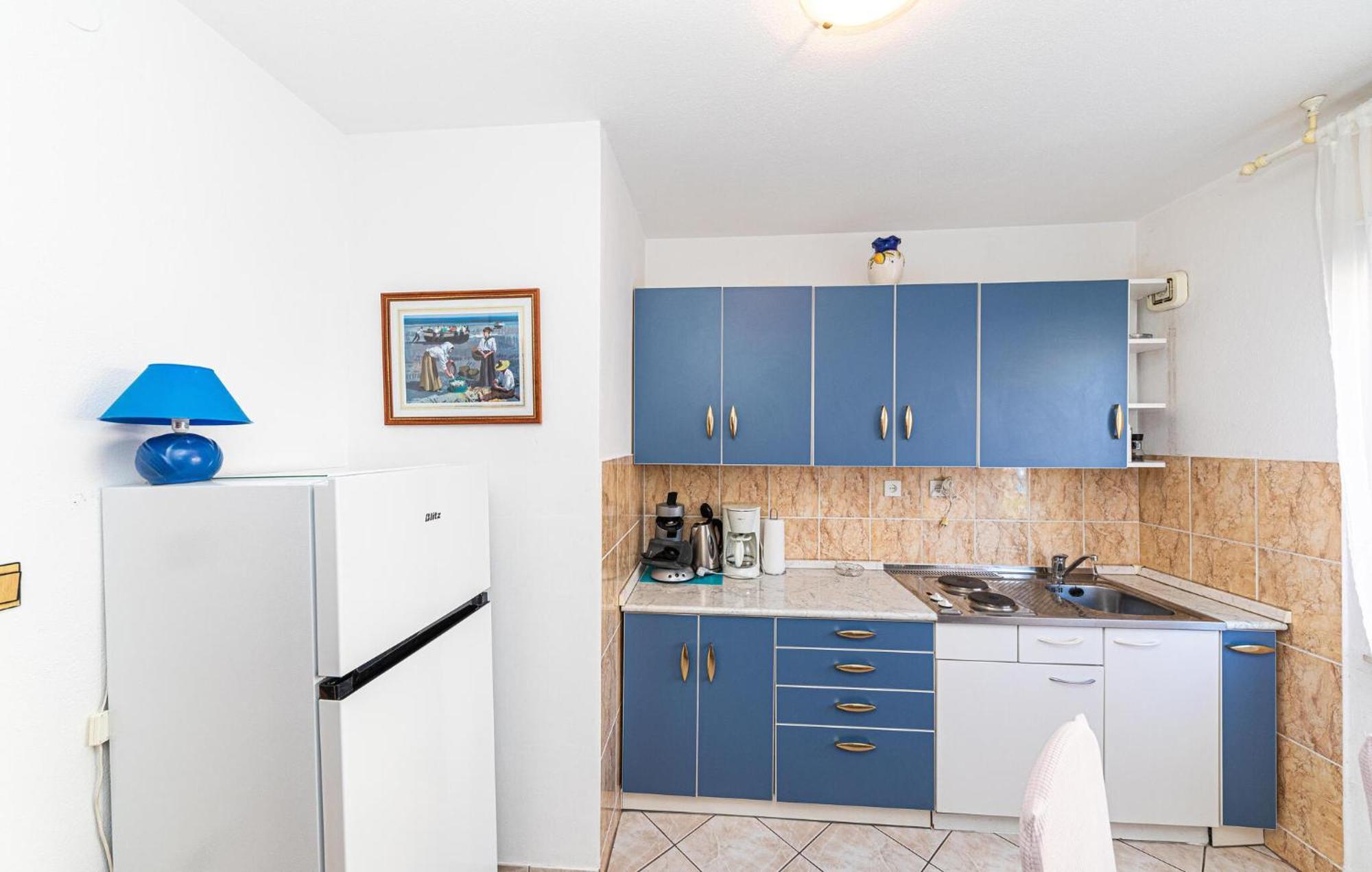 2 Bedroom Cozy Apartment In Kastel Kambelovac Kaštela エクステリア 写真