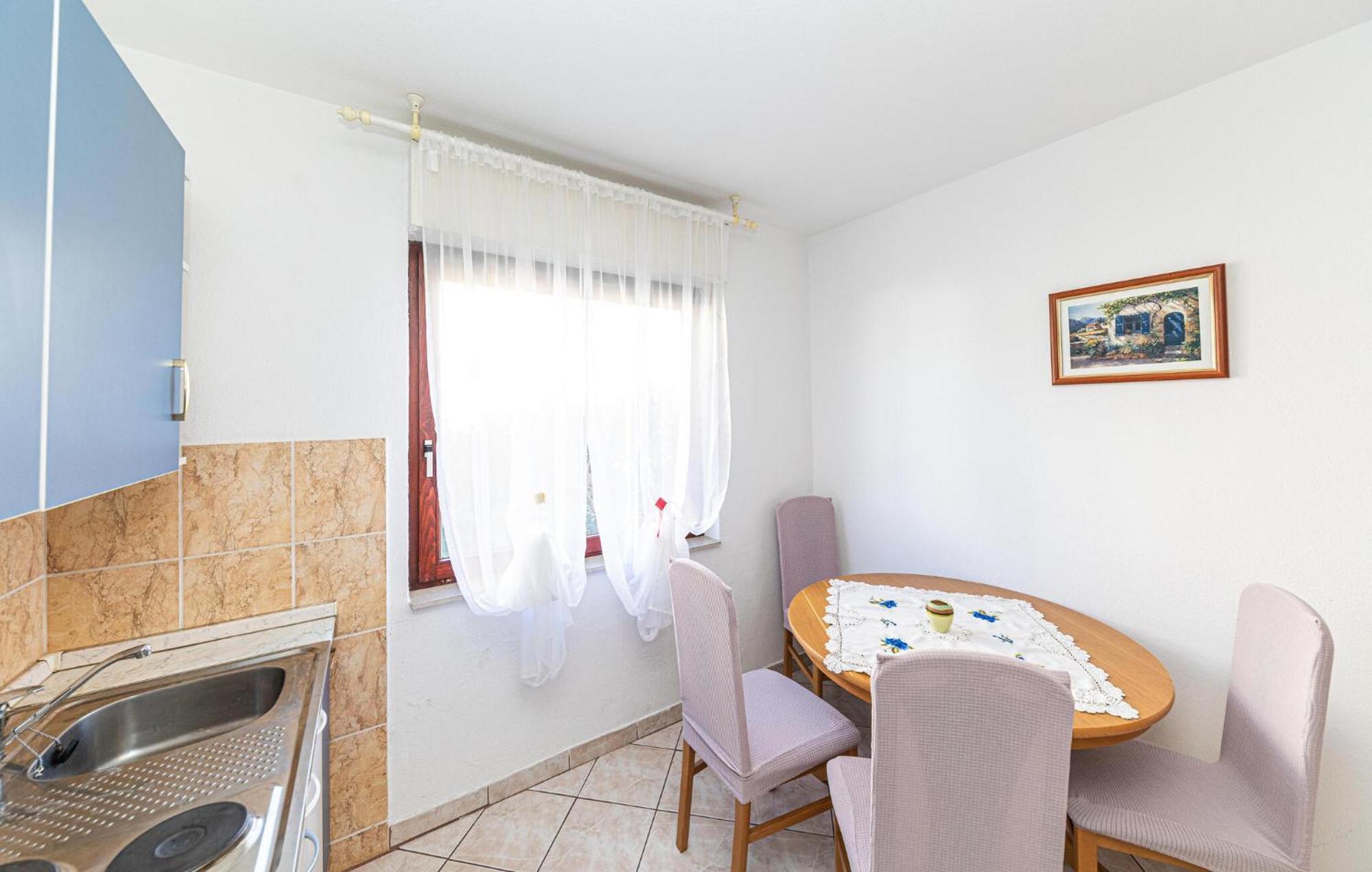 2 Bedroom Cozy Apartment In Kastel Kambelovac Kaštela エクステリア 写真