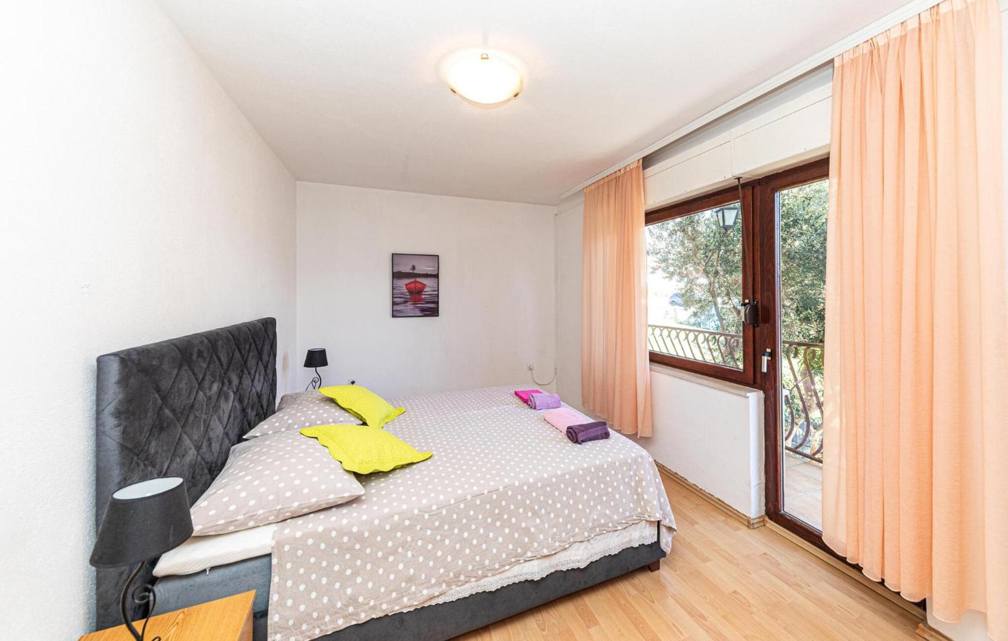 2 Bedroom Cozy Apartment In Kastel Kambelovac Kaštela エクステリア 写真