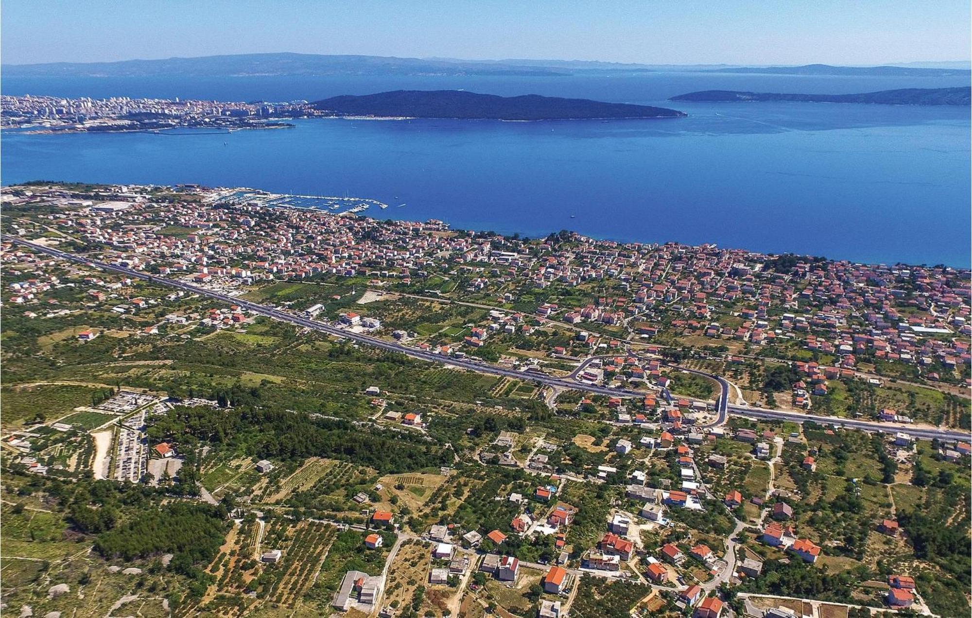 2 Bedroom Cozy Apartment In Kastel Kambelovac Kaštela エクステリア 写真